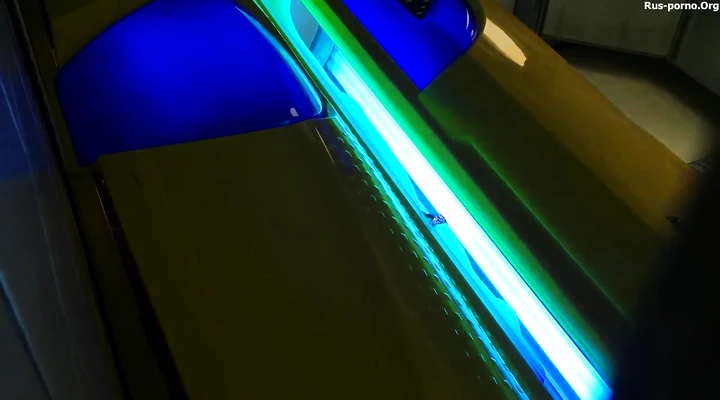 Скрытая камера в солярии, снявшая хорошую попку