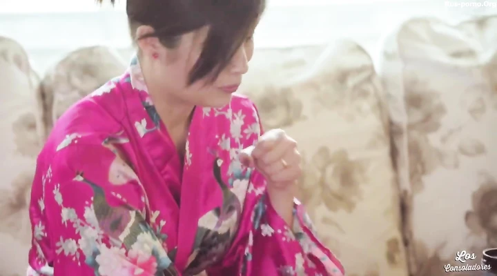 Белый парень оседлал двух молоденьких сучек