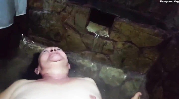 Засек мамашу в душе и оттрахал её в киску