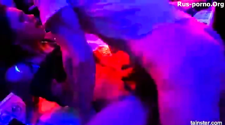 Дикая и драйвовая оргия в ночном клубе