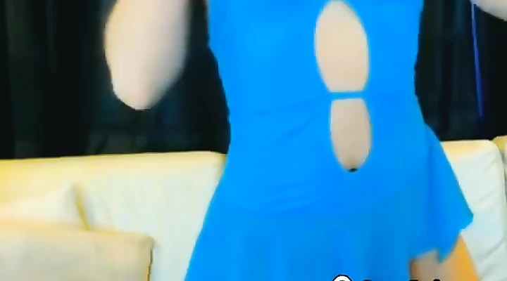 Блондинка в черных чулках шалит перед камерой