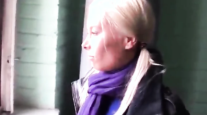 Русская девушка не прочь заработать своим телом