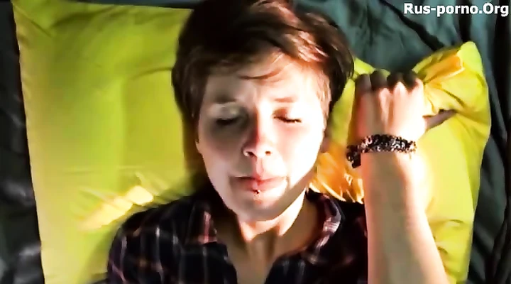 Рыженькая потаскушка играет со своей киской