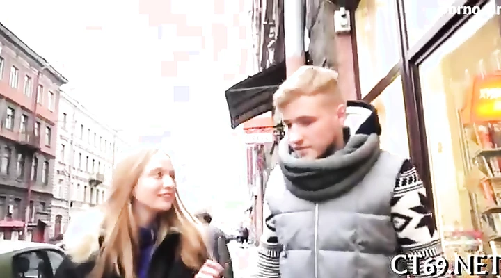 Парень легко развел русскую шмару на секс