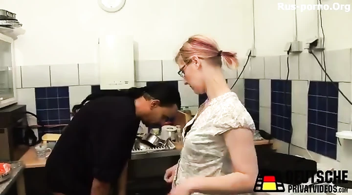 Мужик с длинными волосами трахнул зрелую на полу