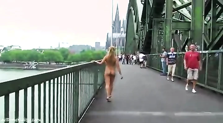 Пышная девушка расхаживает по улице голышом